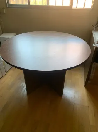 Mesa redonda de madera marrón Madrid