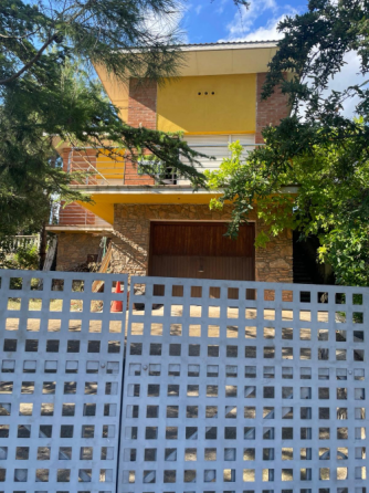 Venta de Casa a 4 Vientos + 2 Parcelas Incluidas Manresa