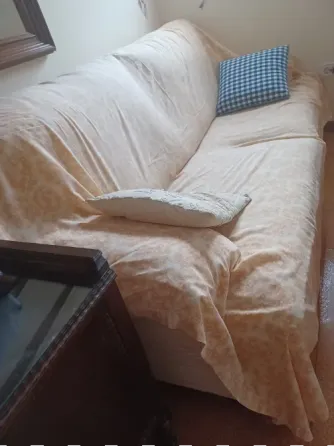 Sofá de Dos Plazas Muy Amplias, en Muy Buen Estado. Avila