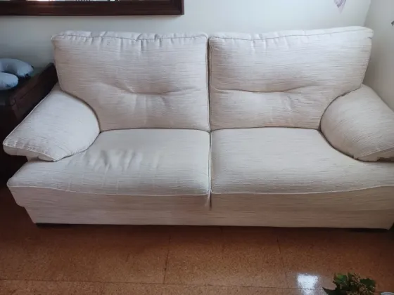 Sofá de Dos Plazas Muy Amplias, en Muy Buen Estado. Avila