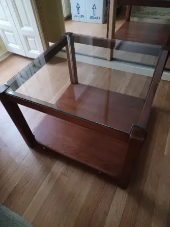 Mesa Baja Con Estructura de Madera y Superficie de Cristal. En Buen Estado. Madrid