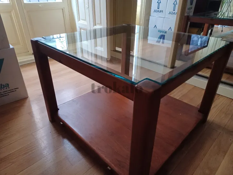 Mesa Baja Con Estructura de Madera y Superficie de Cristal. En Buen Estado. Madrid - foto 1