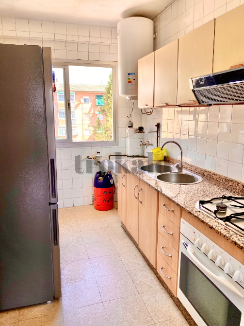 Se Alquila Habitación en Piso Compartido en Granada Capital (Zona Tráfico - Cartuja) Granada - foto 2