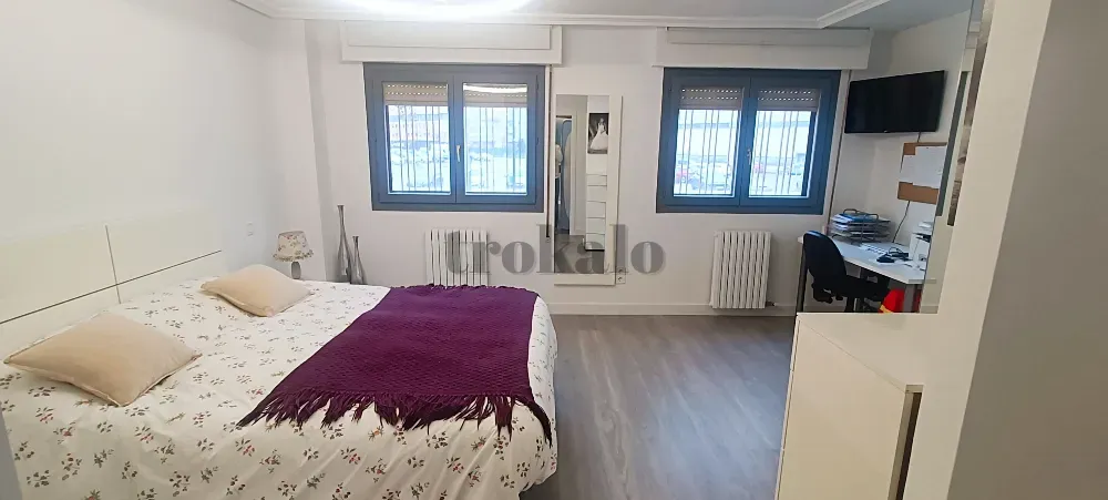 Espectacular Piso Reformado (2025) Con Terraza de 54 m² y Garaje Xxl en Santa Isabel Zaragoza - foto 4