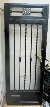 Puerta Con Reja + Cristal Abatible Castello de la Plana