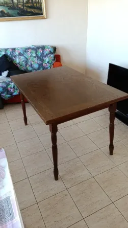 Vendo Mesa de Comedor de Madera Con Diseño Clásico Galdakao