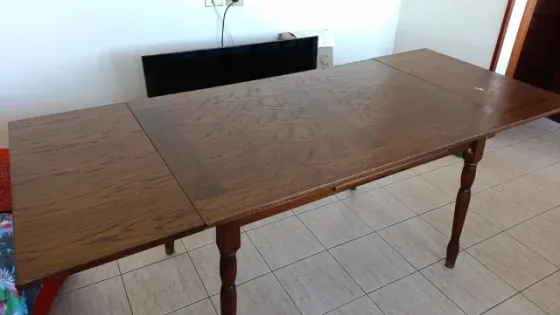 Vendo Mesa de Comedor de Madera Con Diseño Clásico Galdakao