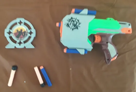 Pistola Nerf Con Diana y Dardos Elche