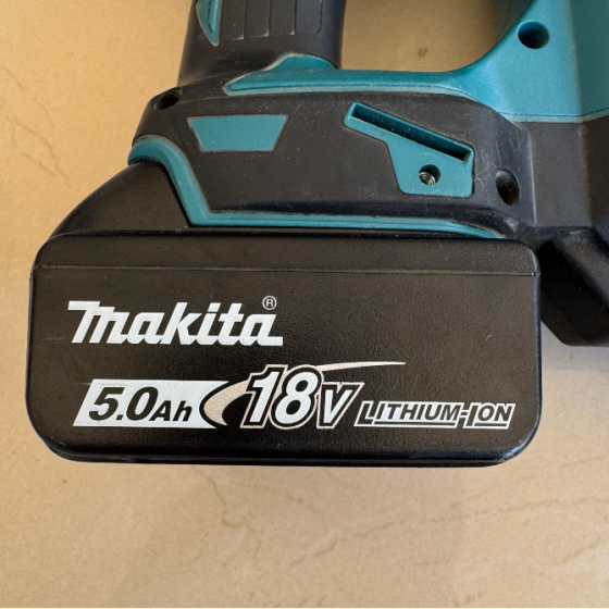 Clavadora Makita Dbn600 18V + Batería 5Ah Sagunto