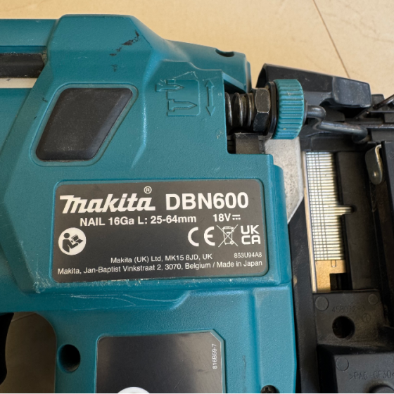 Clavadora Makita Dbn600 18V + Batería 5Ah Sagunto