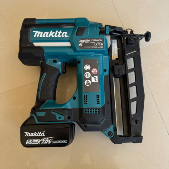Clavadora Makita Dbn600 18V + Batería 5Ah Sagunto