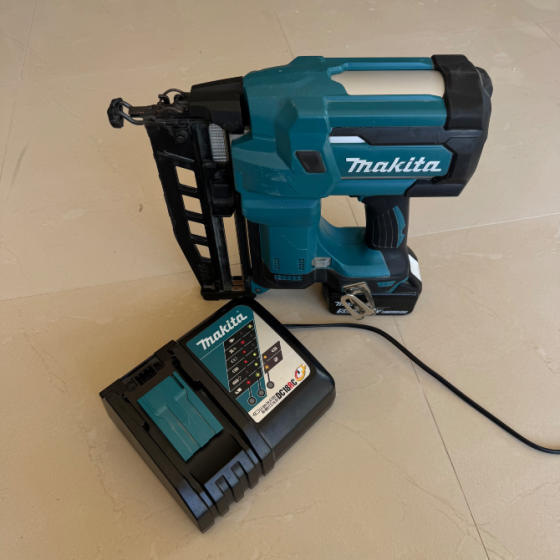 Clavadora Makita Dbn600 18V + Batería 5Ah Sagunto