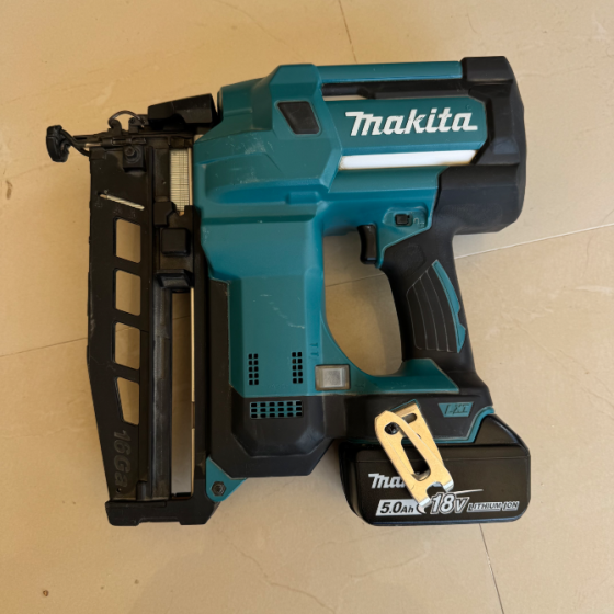 Clavadora Makita Dbn600 18V + Batería 5Ah Sagunto