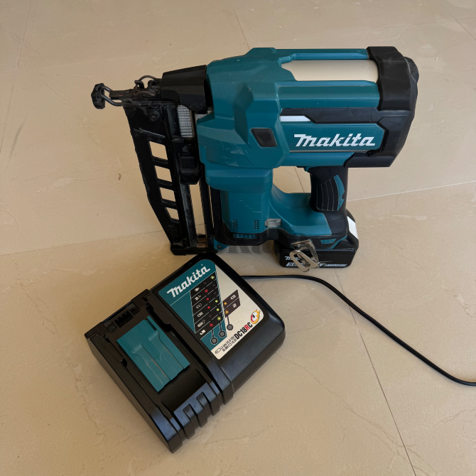 Clavadora Makita Dbn600 18V + Batería 5Ah Sagunto - foto 1