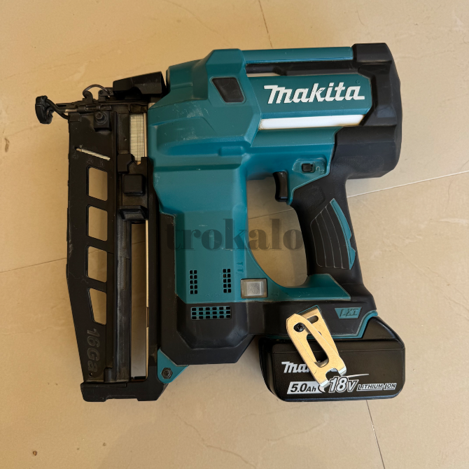 Clavadora Makita Dbn600 18V + Batería 5Ah Sagunto - foto 2